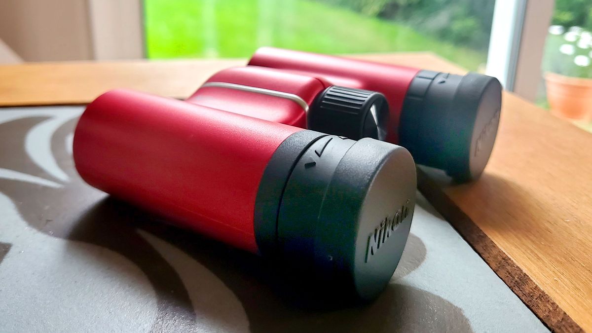 "Expert Review: Nikon Aculon T02 8x21 Binoculars Unveiled"