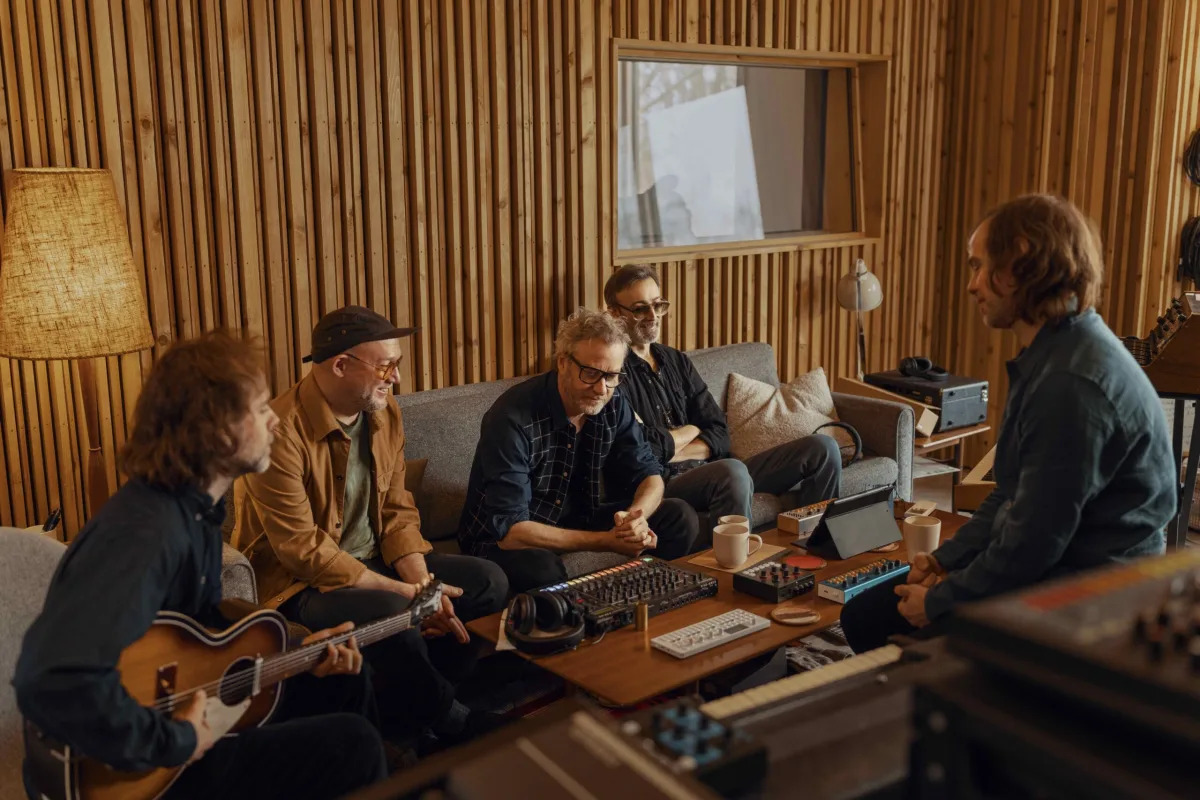 Featured image for "Taylor Swift's L.A. Eras Tour Kicks Off with Aaron Dessner's Support"