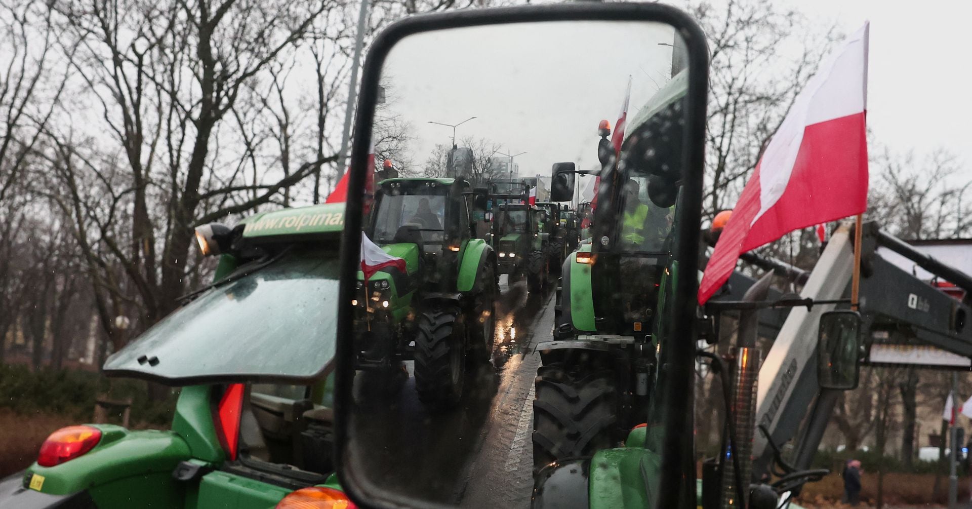 "Polish Farmers Escalate Protests, Demand Resignation of EU Agriculture Chief"