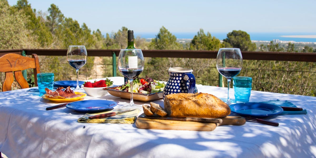 Featured image for "Mediterranean Diet Tops 2024 Health Charts with Easy Recipes and Dining Options"