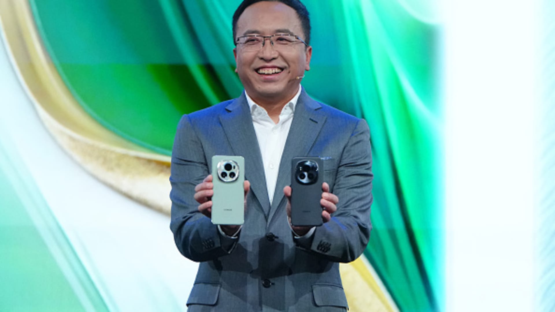 "Honor's Smart Ring Takes on Samsung's Galaxy Ring in Wearable Tech Showdown"