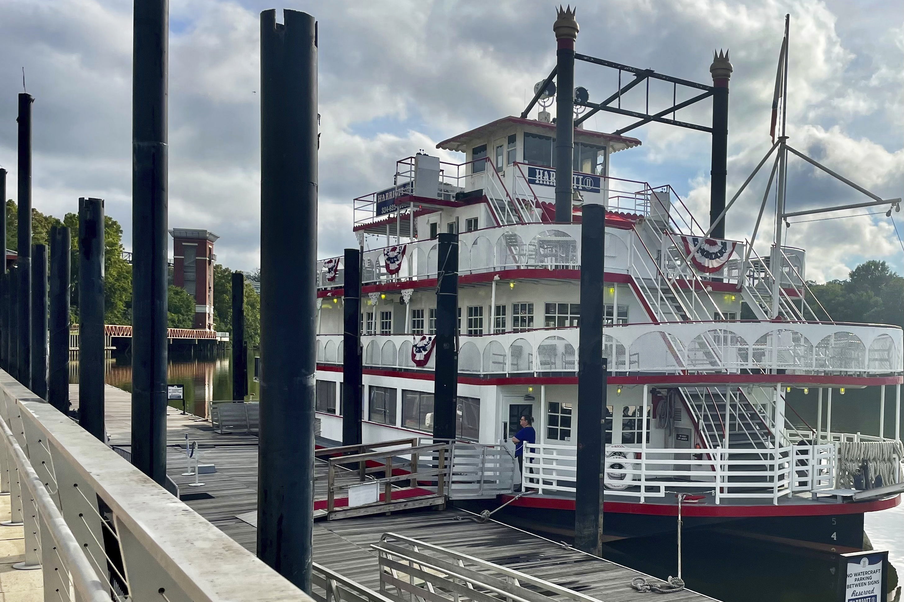 "Viral Alabama riverfront brawl videos ignite conversations on race, unity, and fairness"