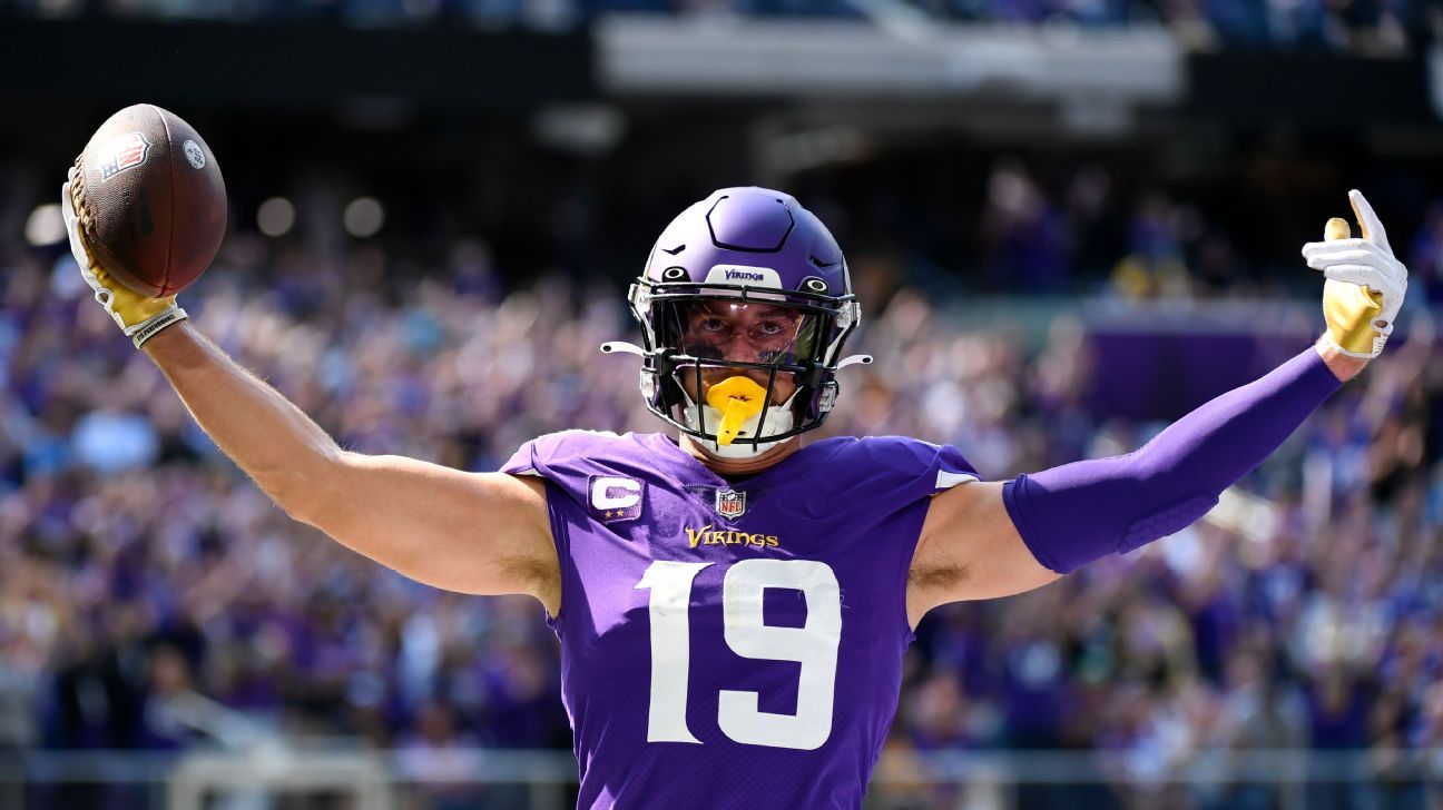 Panthers sign Adam Thielen to 3-year contract.