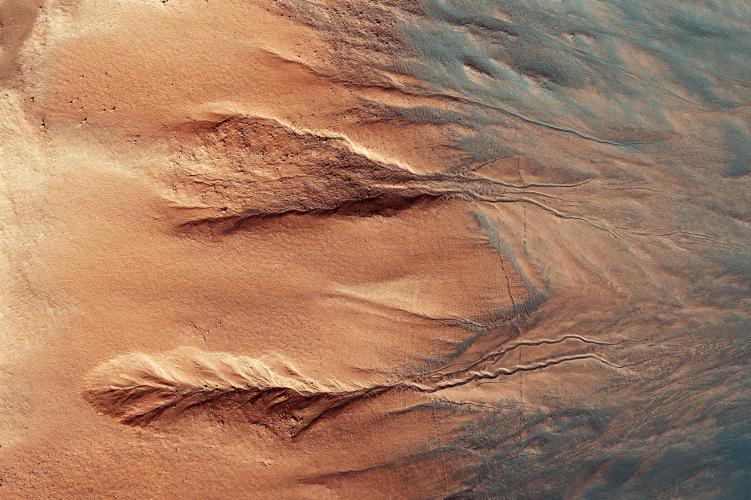 Featured image for Scientists Uncover CO₂ Ice Blocks as the Likely Creators of Mars' Mysterious Gullies