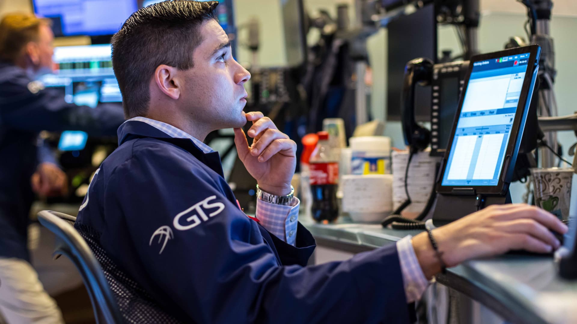 US Treasury Yields Fluctuate Amid Mixed Economic Data