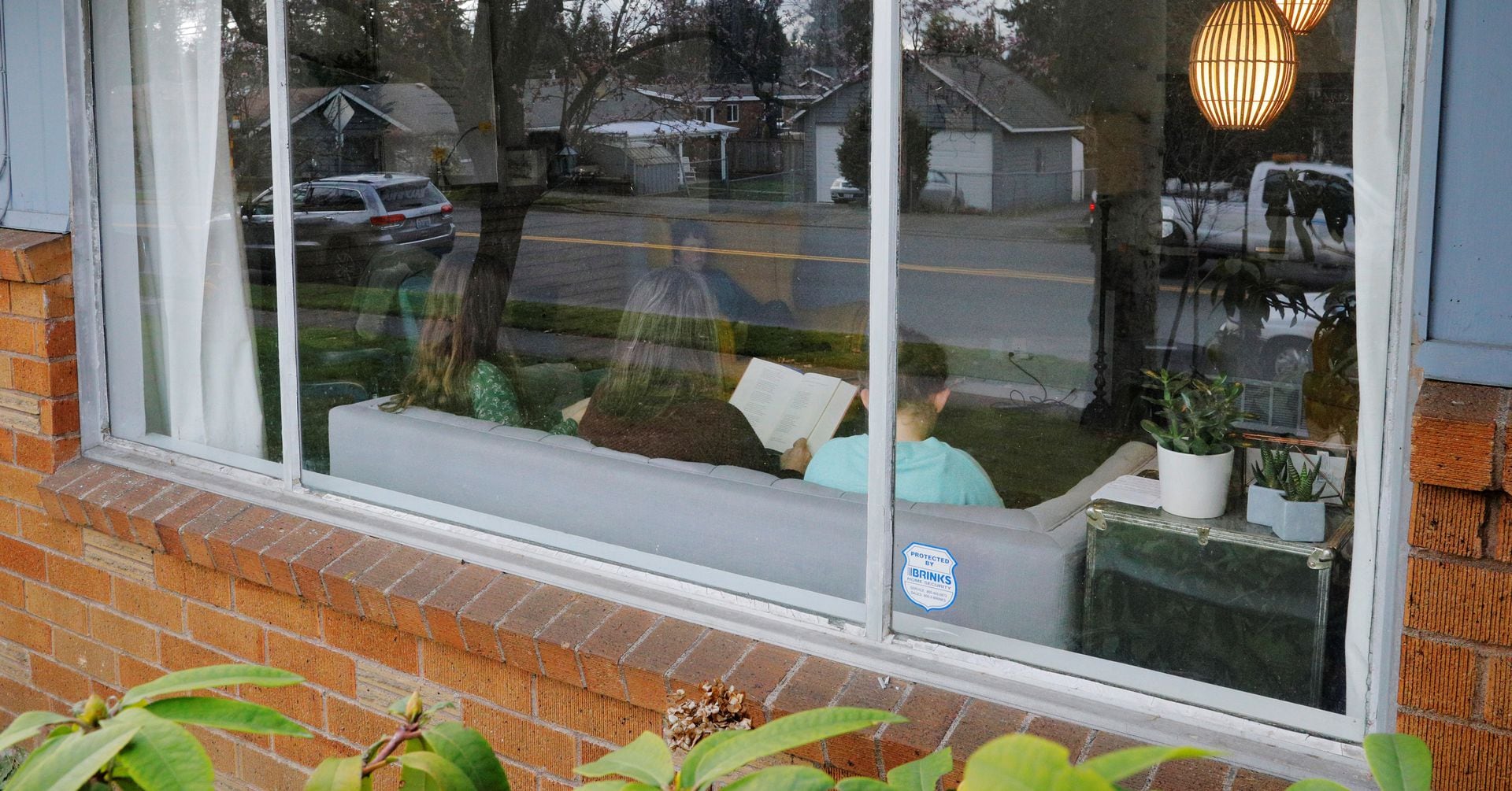 Featured image for "US CDC Simplifies COVID Isolation Guidelines, Ends 5-Day Isolation"