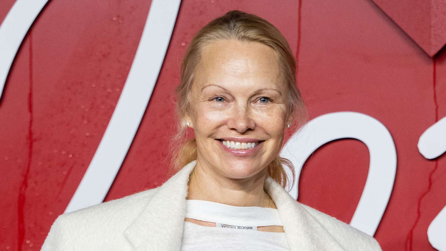Featured image for Pamela Anderson's Flawless Makeup-Free Streak Shines on the Red Carpet