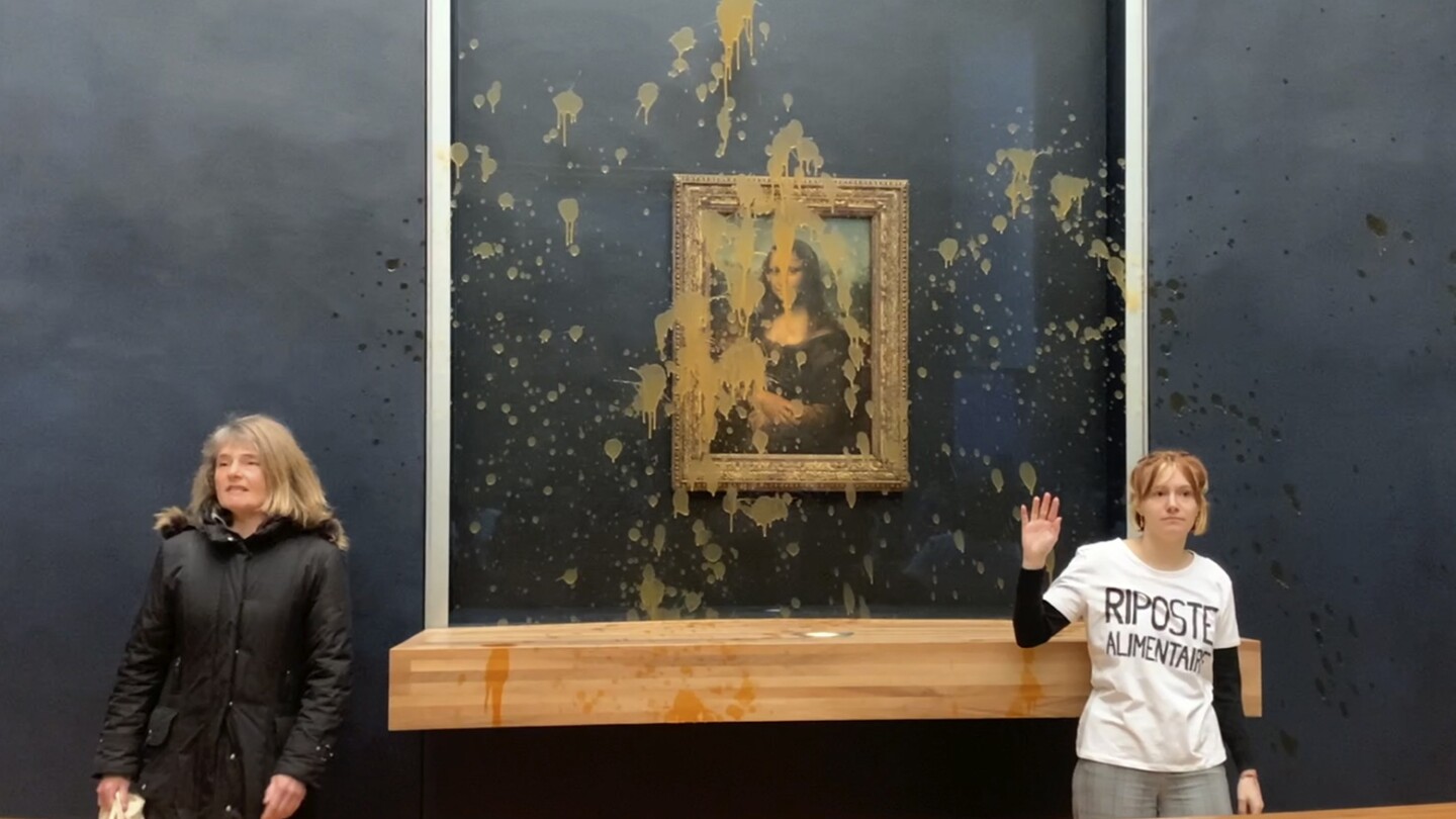 Featured image for Climate Activists Splatter 'Mona Lisa' with Soup in Paris Protest