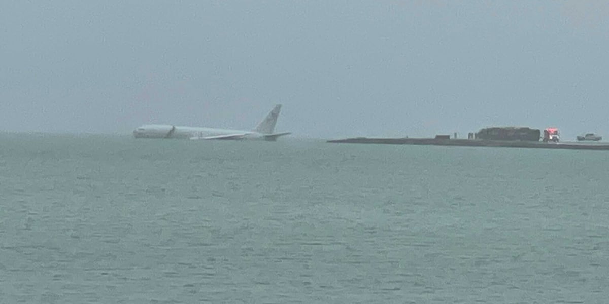 Featured image for Navy Plane Overshoots Runway, Lands in Kaneohe Bay