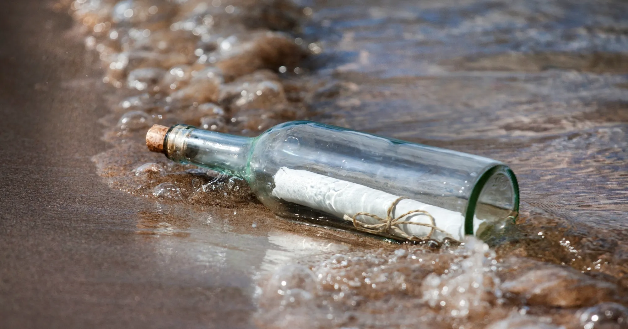 Featured image for Daughter Discovers Mom's 26-Year-Old Message in a Bottle