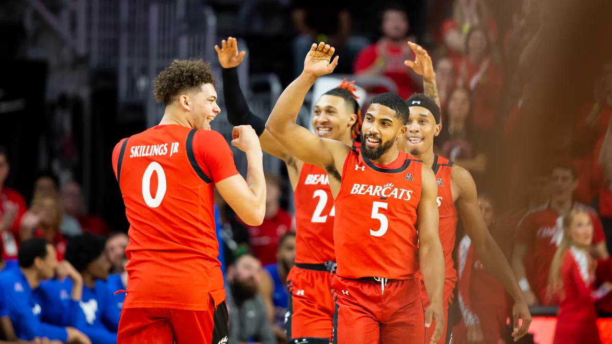 Cincinnati dominates Hofstra in NIT 2nd round.