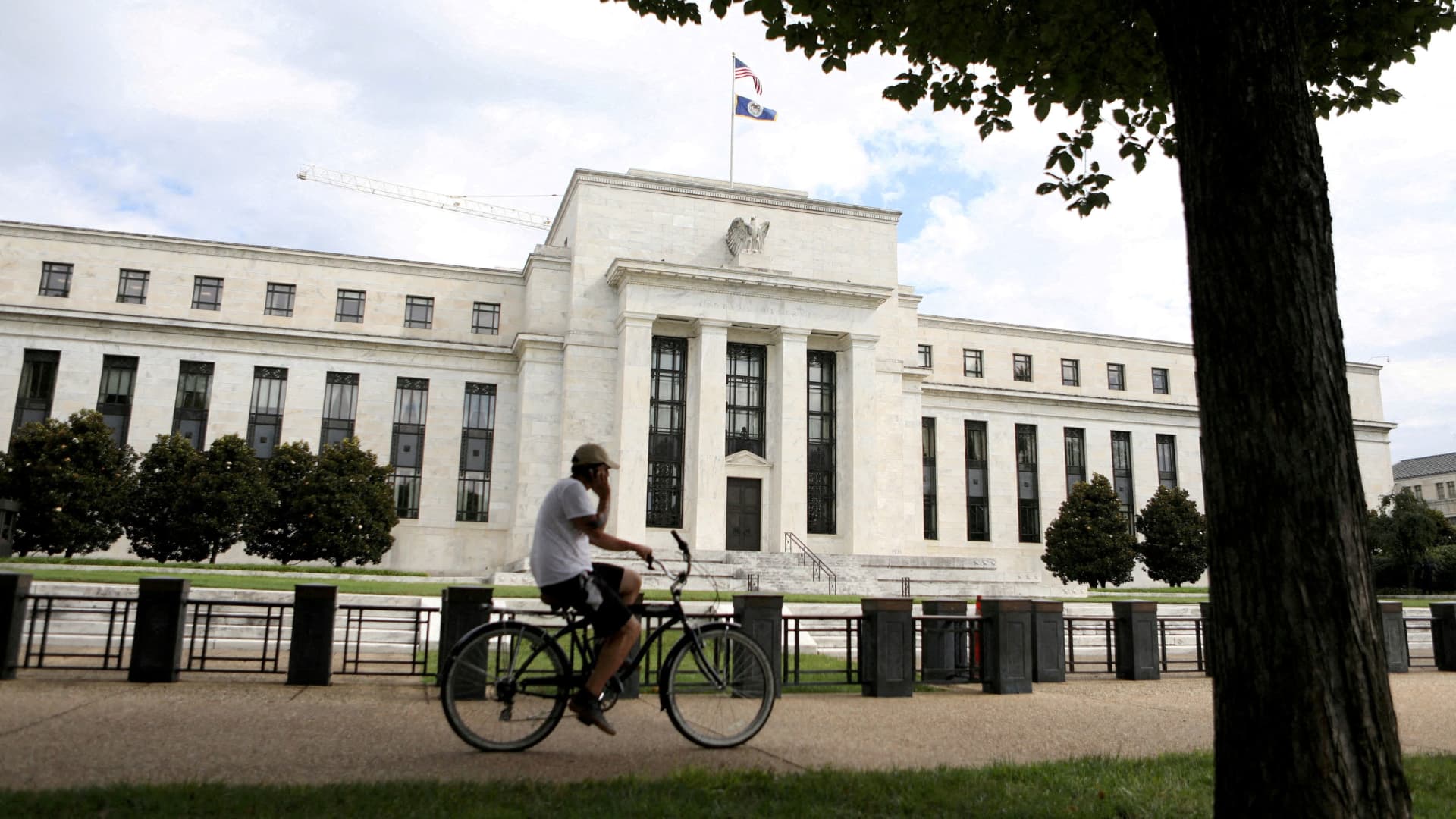 Portfolio Manager Urges Fed to Cut Rates 5 Times in 2022, Citing Disconnect from Reality