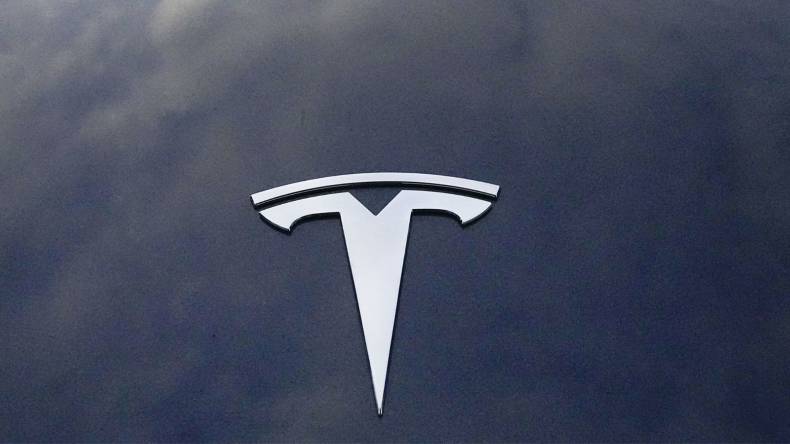 "Freezing Cold Leaves Chicago Tesla Charging Stations Filled with Stranded Cars"