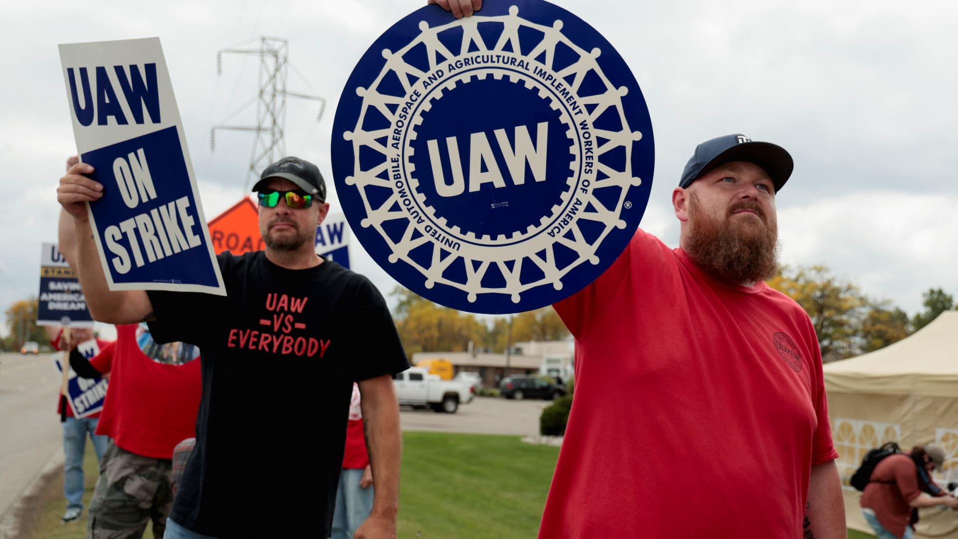 Featured image for "Republican and Southern Governors Warn of Job Jeopardy in Auto Unionization Campaigns"