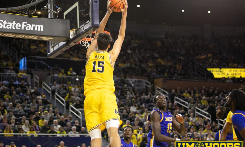 Michigan Edges Iowa 71-68 to Complete Historic Road Sweep
