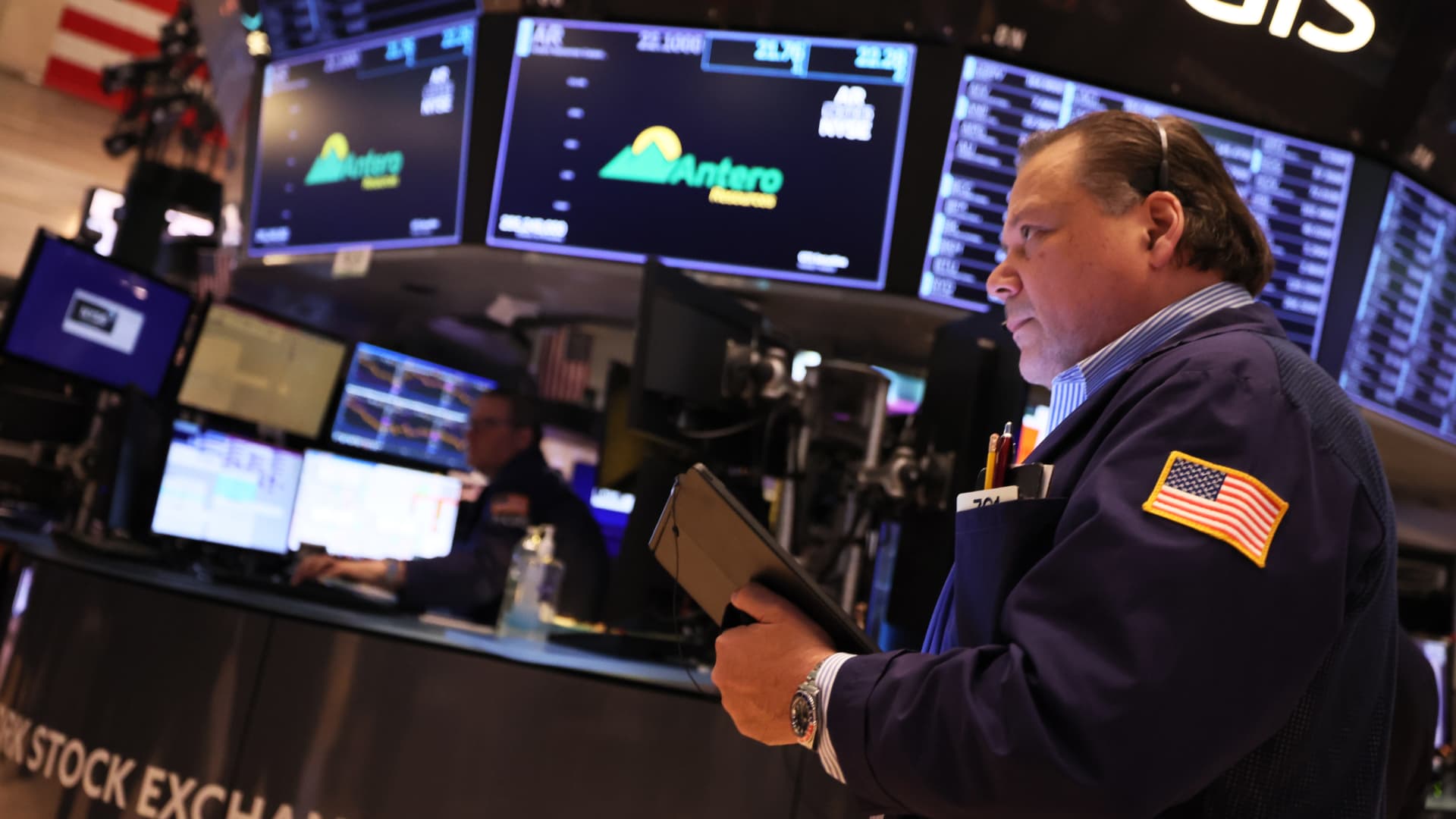 Investors React to Fed Rate Decision and Economic Outlook with Treasury Yield Fluctuations.