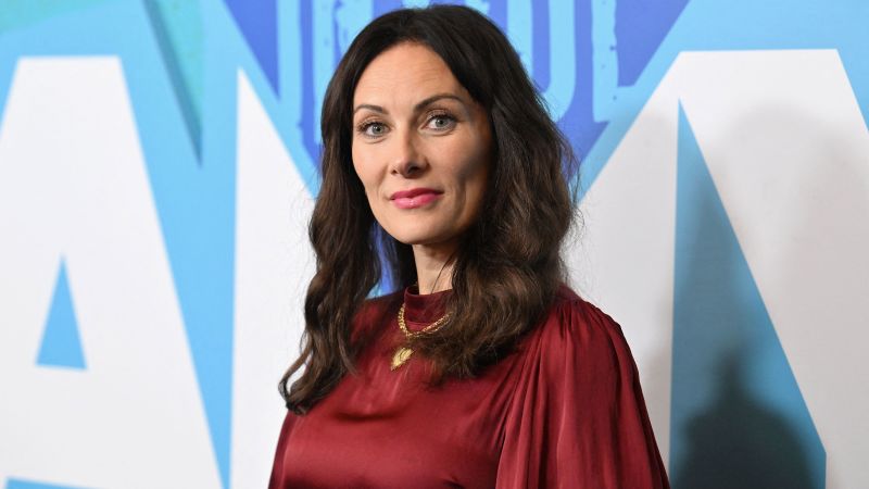 Actress Laura Benanti suffers miscarriage during live performance.