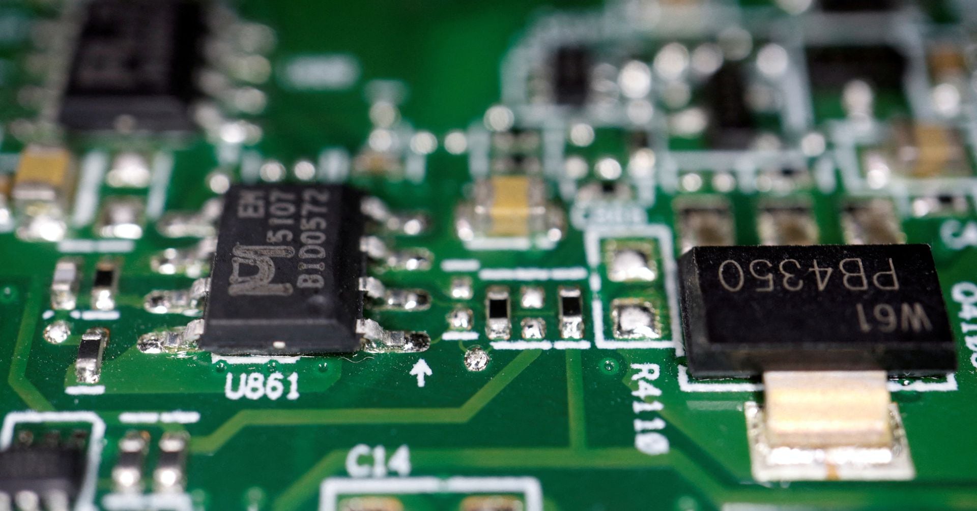 Featured image for "Tech Selloff Sparks Stock Tumble: Intel and Visa in Focus"