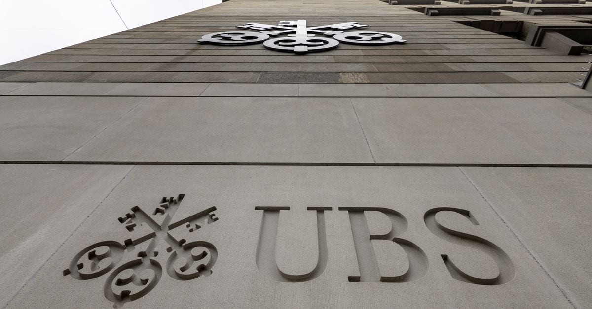 Swiss prosecutor's takeover investigation causes UBS and Credit Suisse shares to plummet.