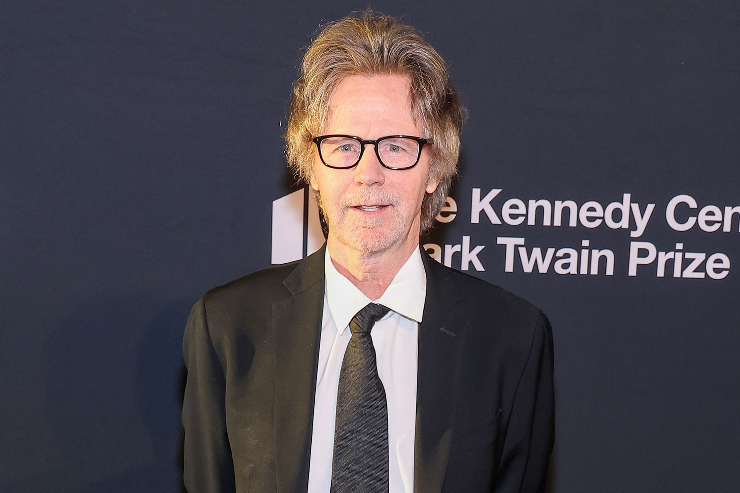 Featured image for "Dana Carvey's Heartfelt Podcast Return: Opening Up About Son's Tragic Death"