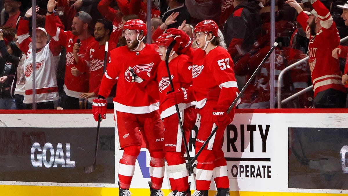 Featured image for Red Wings Dominate Capitals with 8-3 Victory