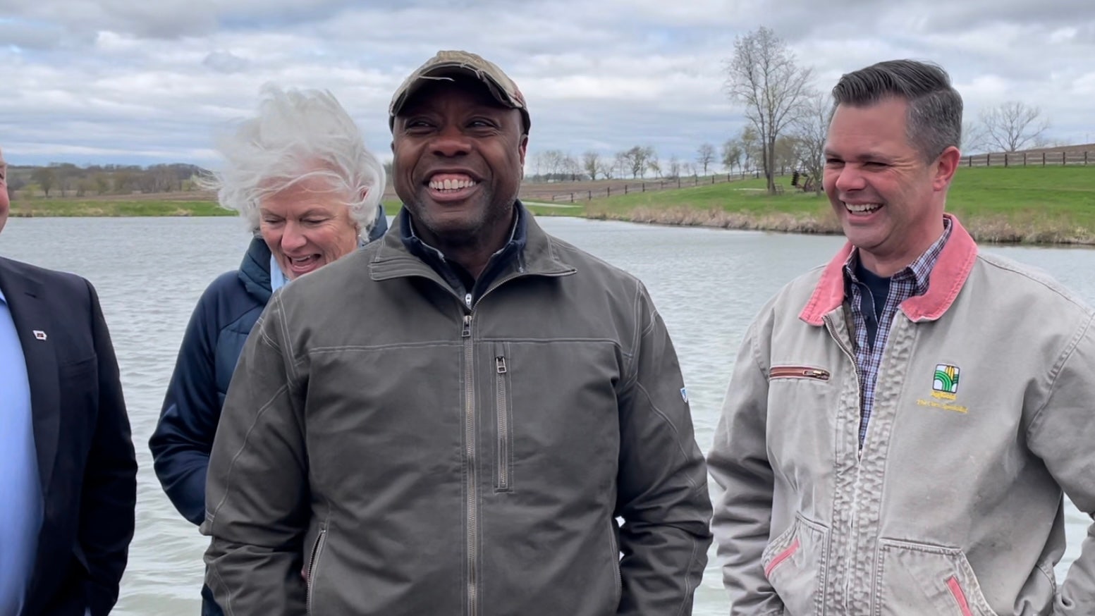 Republican 2024 hopefuls distance themselves from Trump while touting conservative credentials.