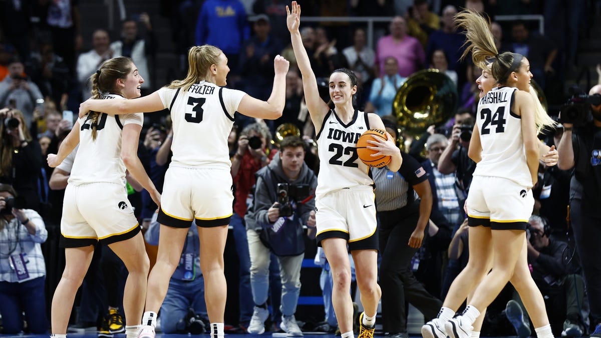 Featured image for "Women's Final Four Preview: UConn vs. Iowa and South Carolina's Undefeated Streak"