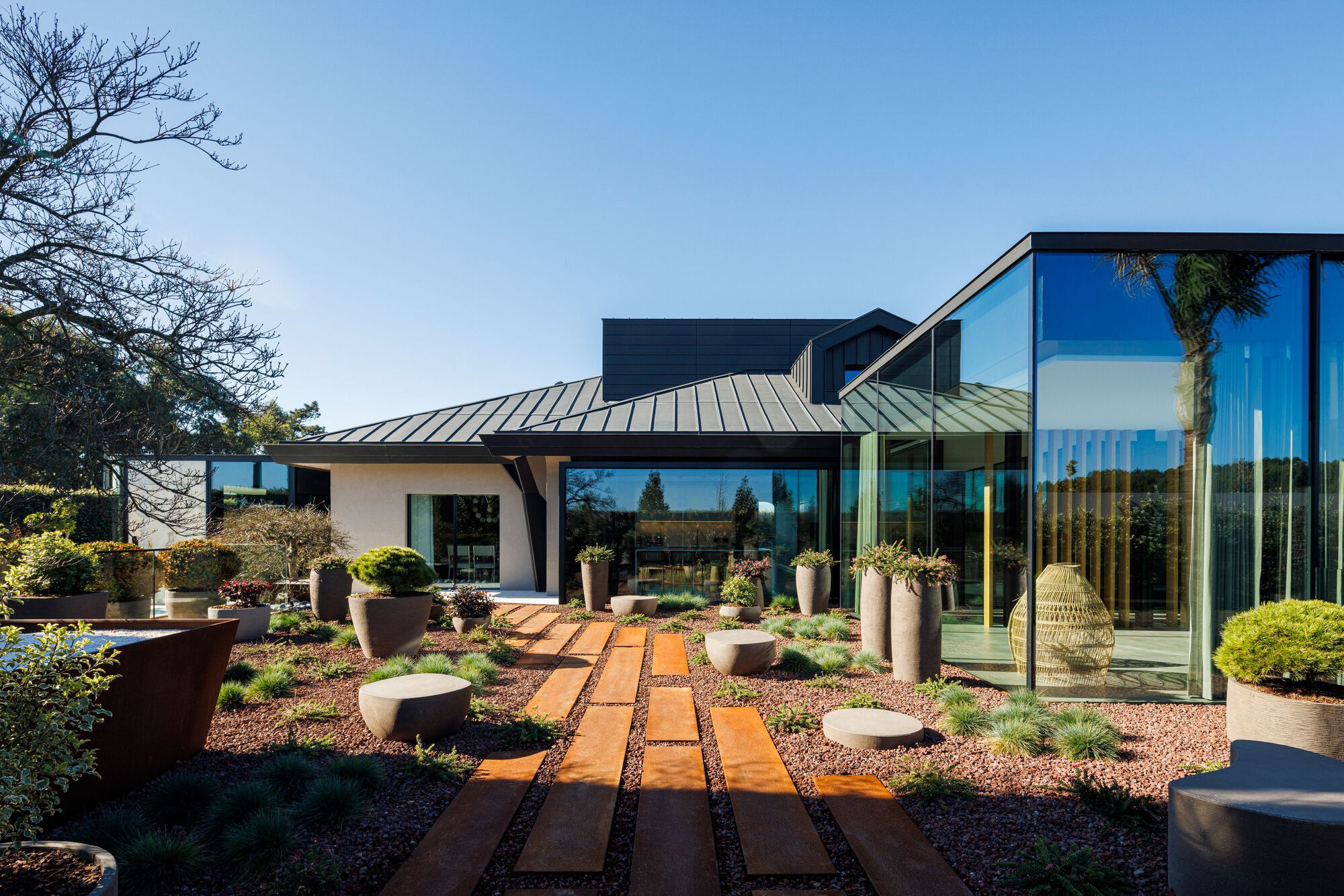 "Lavra House: A Stunning Architectural Masterpiece by Ricardo Azevedo"