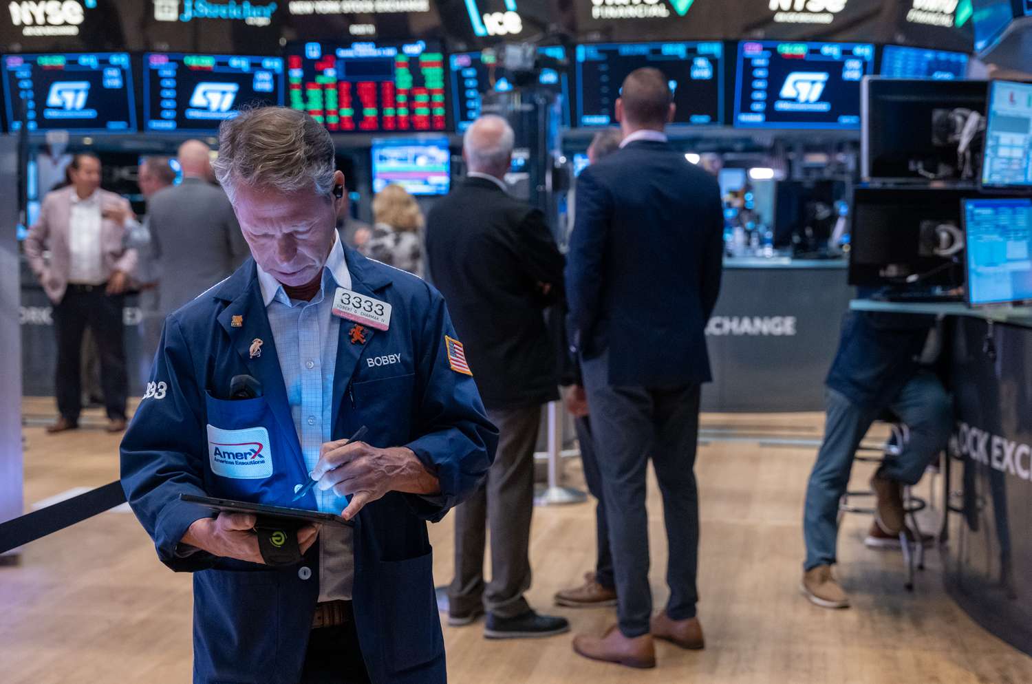 "Nvidia's China-Focused AI Chip Delay Causes Stock Drop"