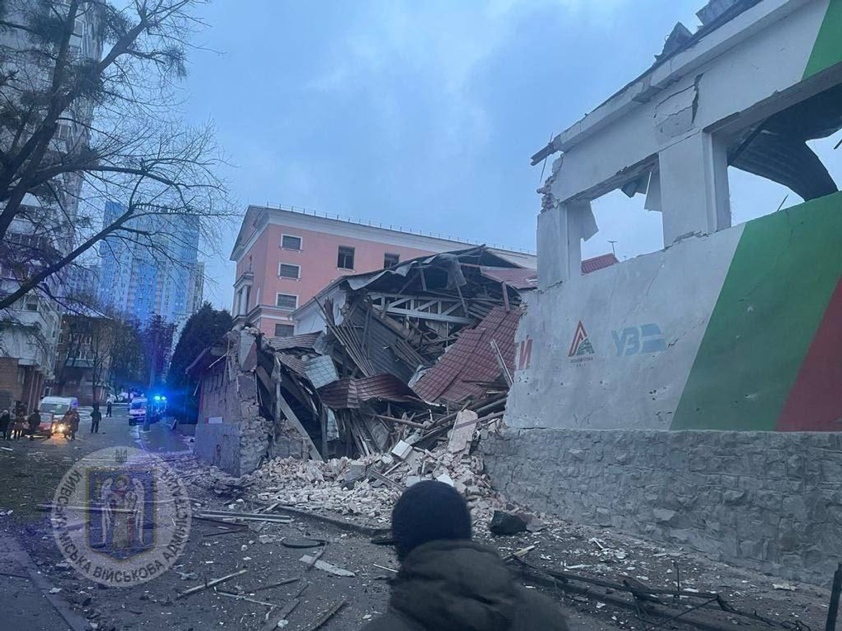 "Russia Launches Massive Missile Strike on Kyiv, Causing Multiple Explosions in Capital"