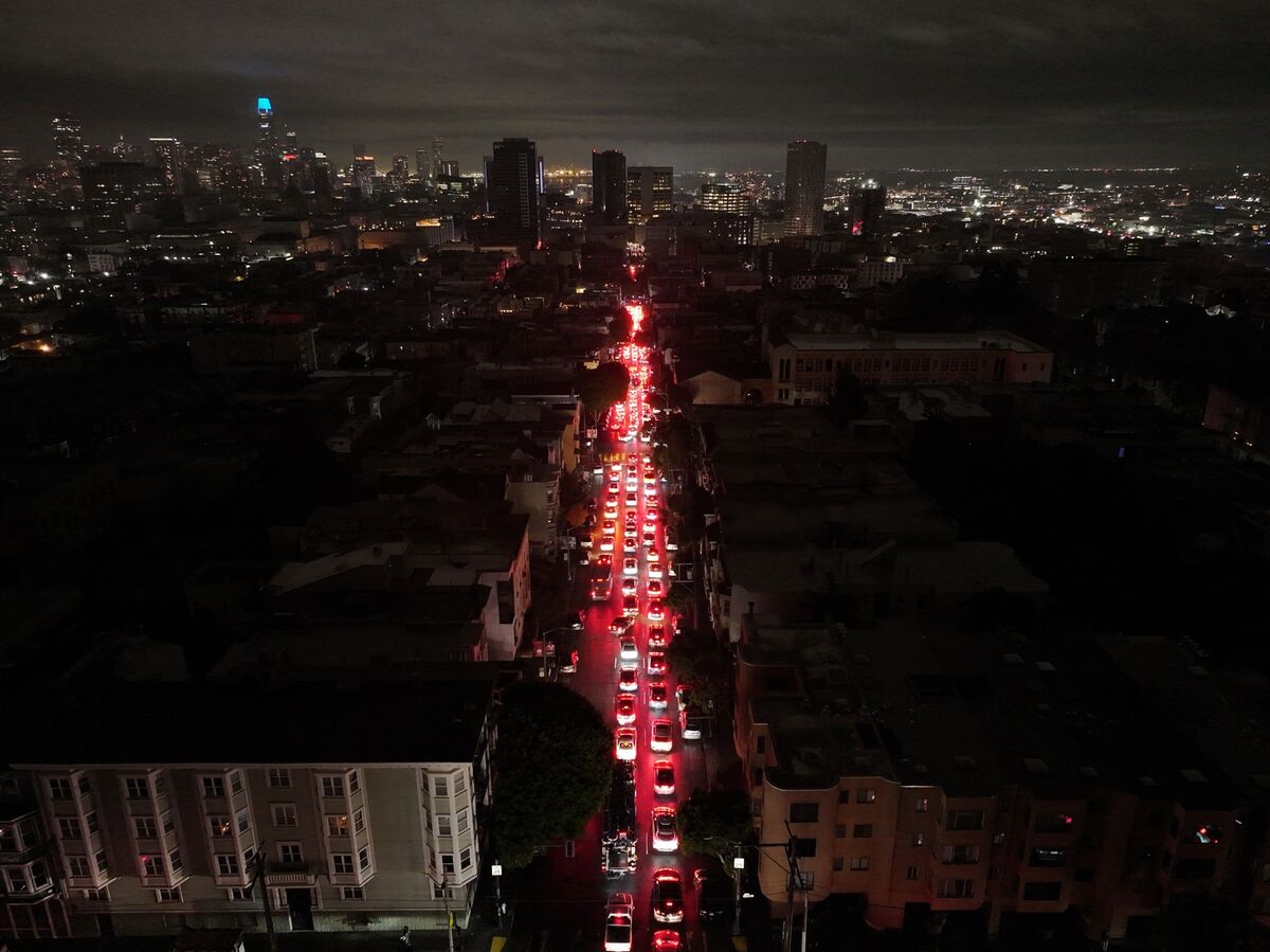 Featured image for San Francisco Restores Power After Major Outage Amid Holiday Shopping
