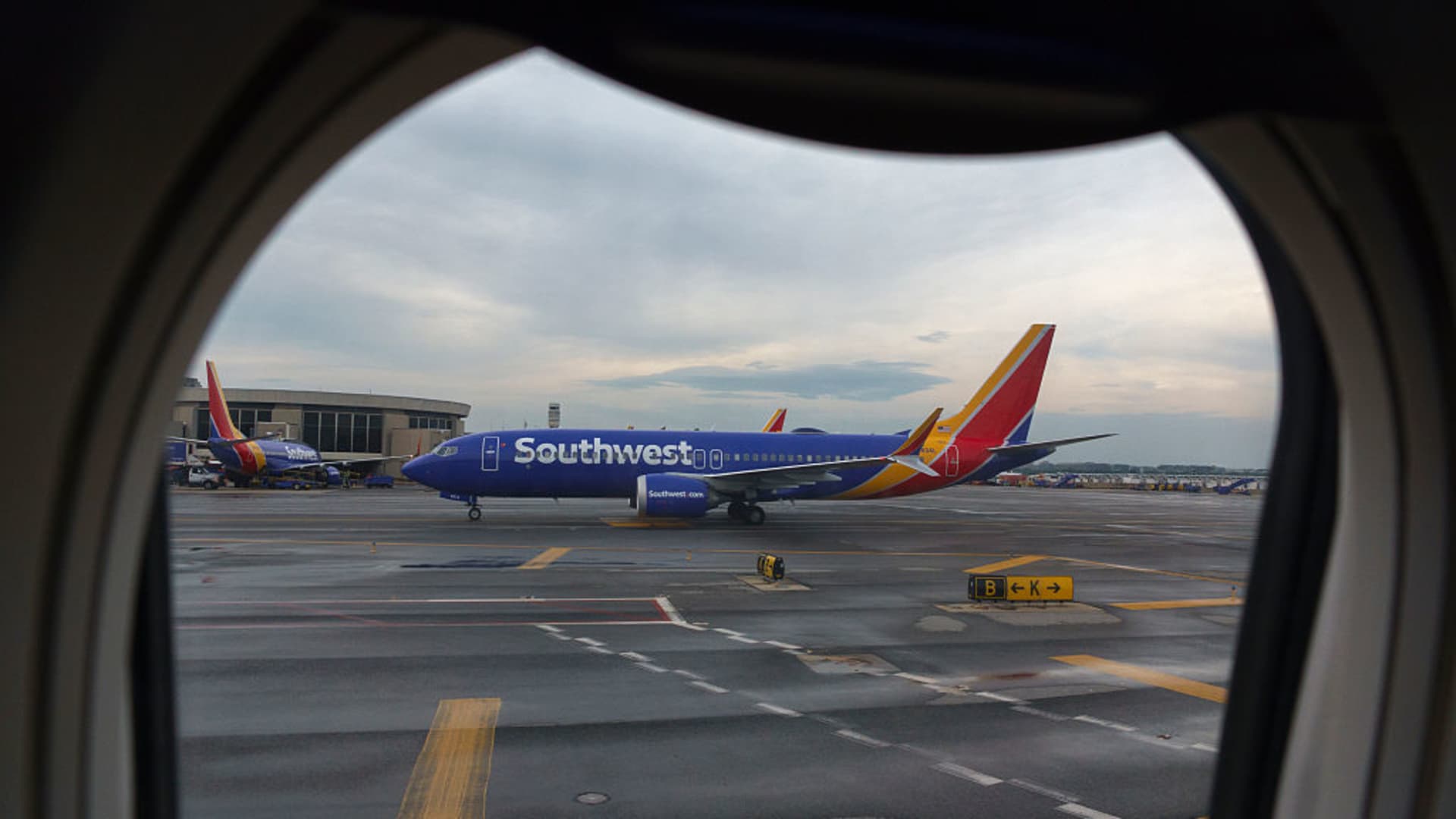 Featured image for Southwest's Profit Decline Amidst Stabilizing Travel Demand
