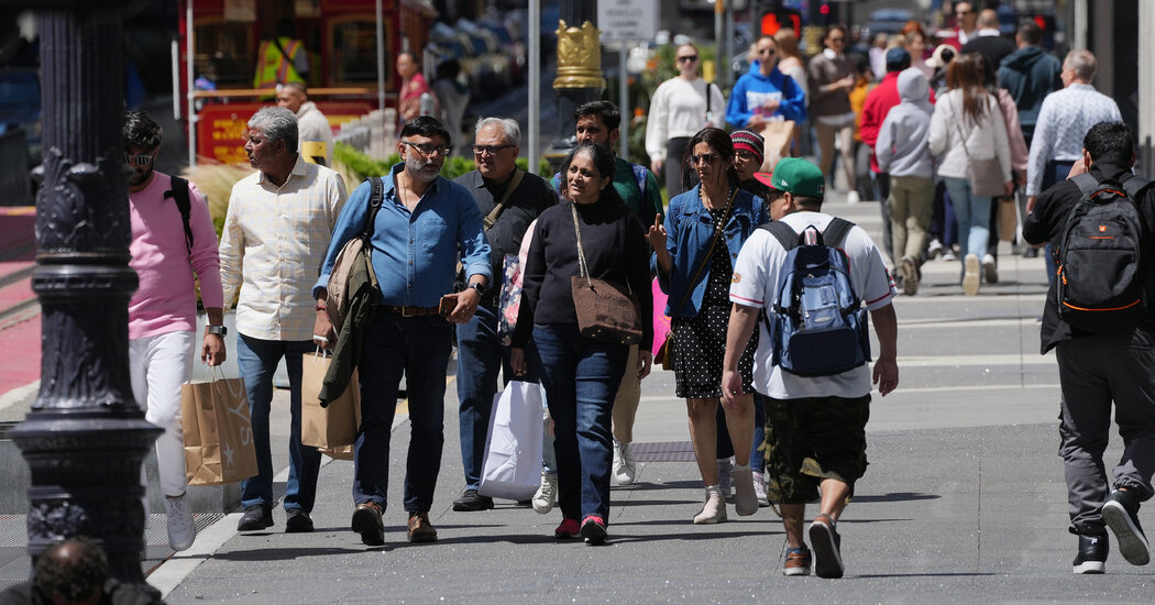 US GDP Growth Rate Revised Up to 2% in Q1, Jobless Claims Down