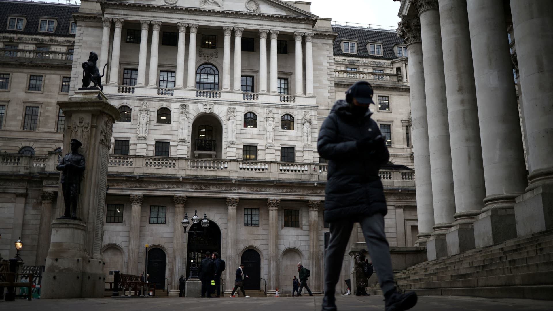Featured image for Bank of England's Bond Sales Spark Concerns of Selling Gold at the Bottom