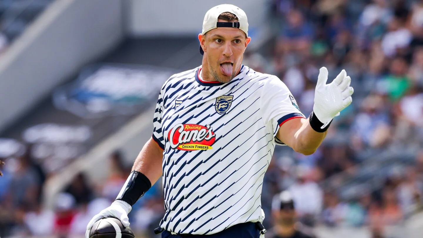 Gronkowski exits flag football debut with hamstring injury