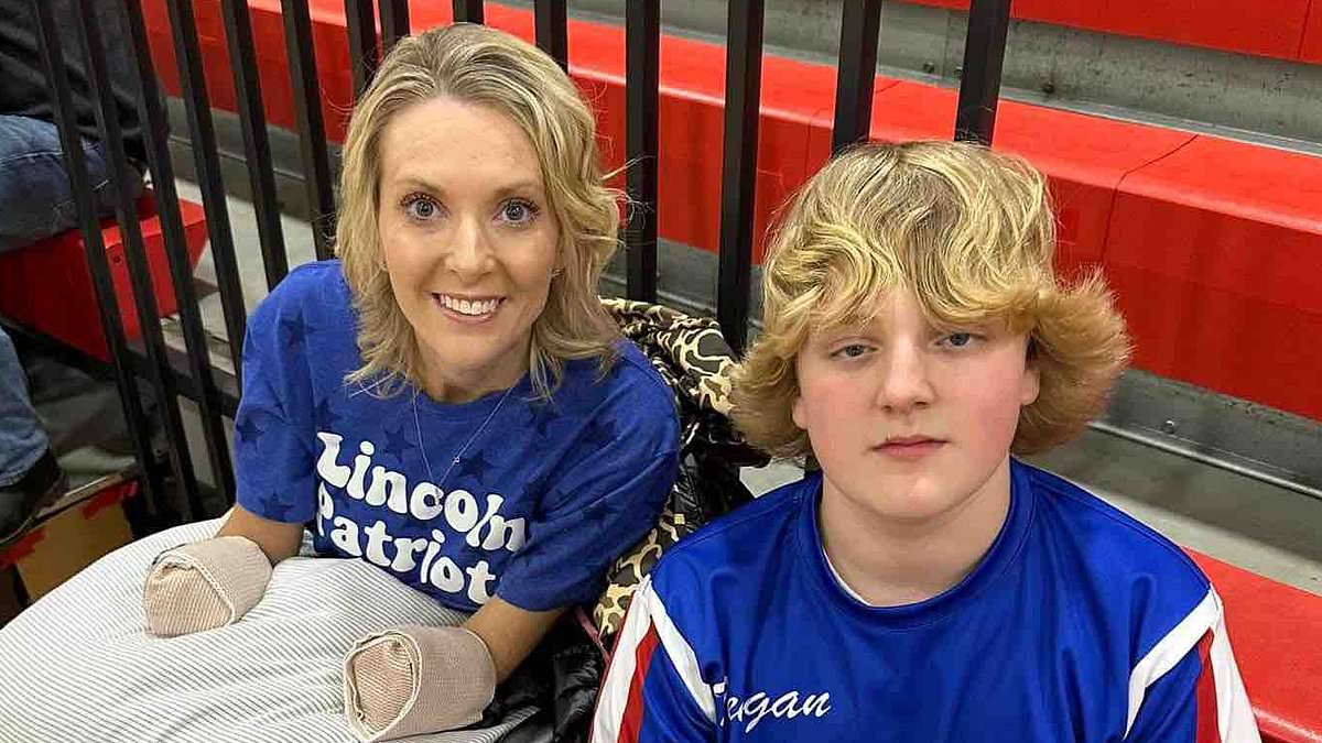 Featured image for "Kentucky Mom Cindy Mullins, 41, Enjoys Courtside Family Time After Kidney Stone Infection"