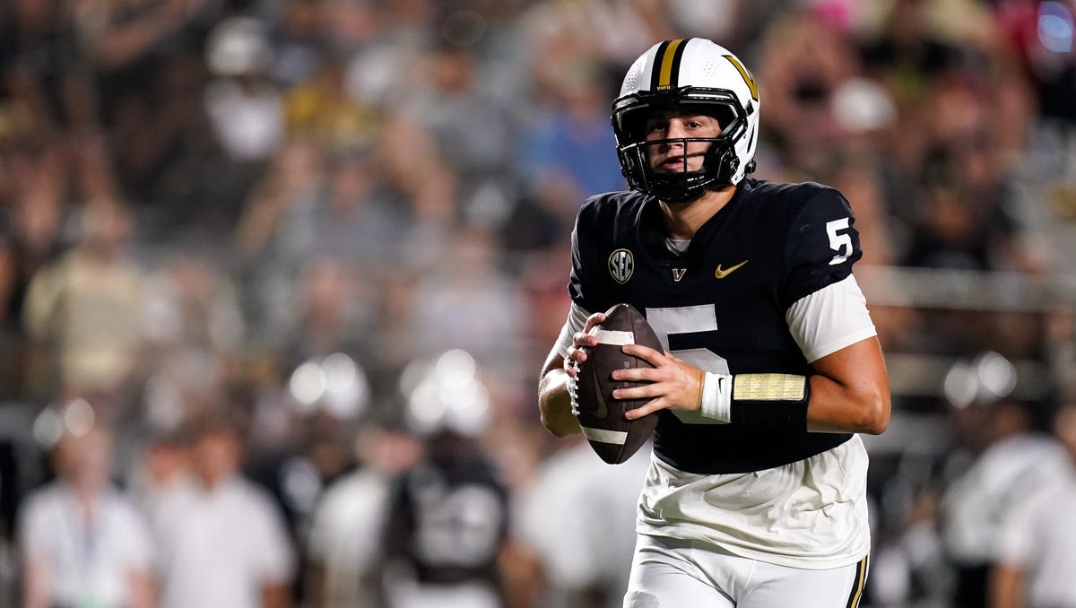 Featured image for "Lightning Delays Vanderbilt-Wake Forest College Football Match"