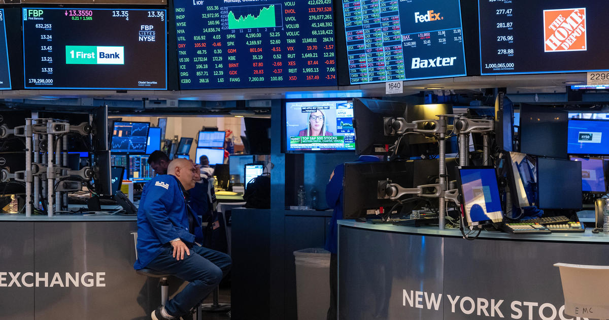 Featured image for NYCB Stock Tumbles as CEO Exits and Loan Woes Deepen