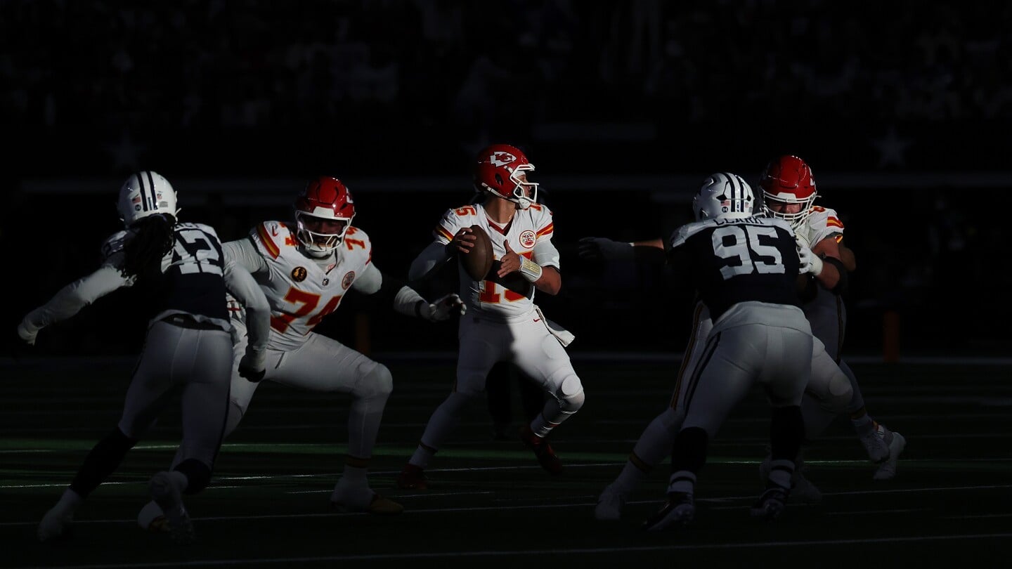 Featured image for Chiefs-Cowboys Game Sets NFL Regular Season Viewership Record