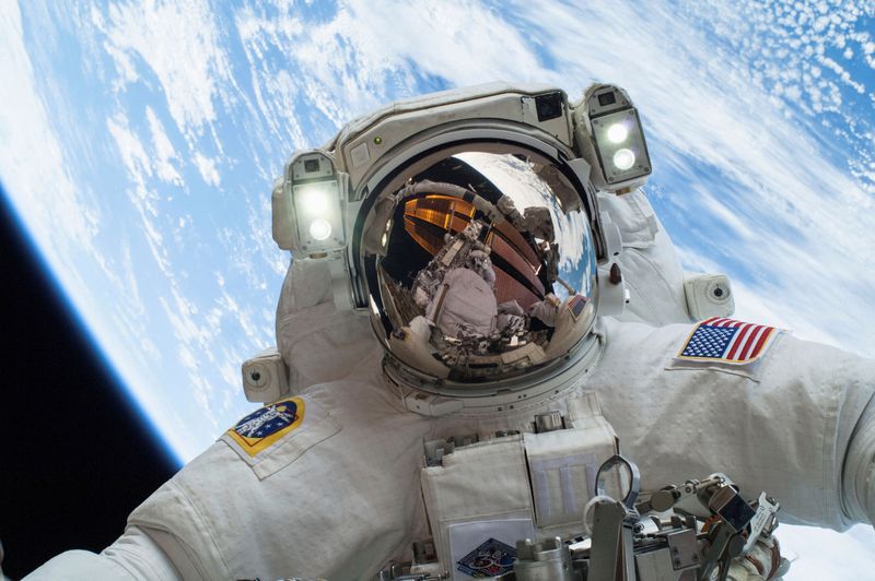 "Astronauts' Headaches: A Major Challenge in Space Travel"