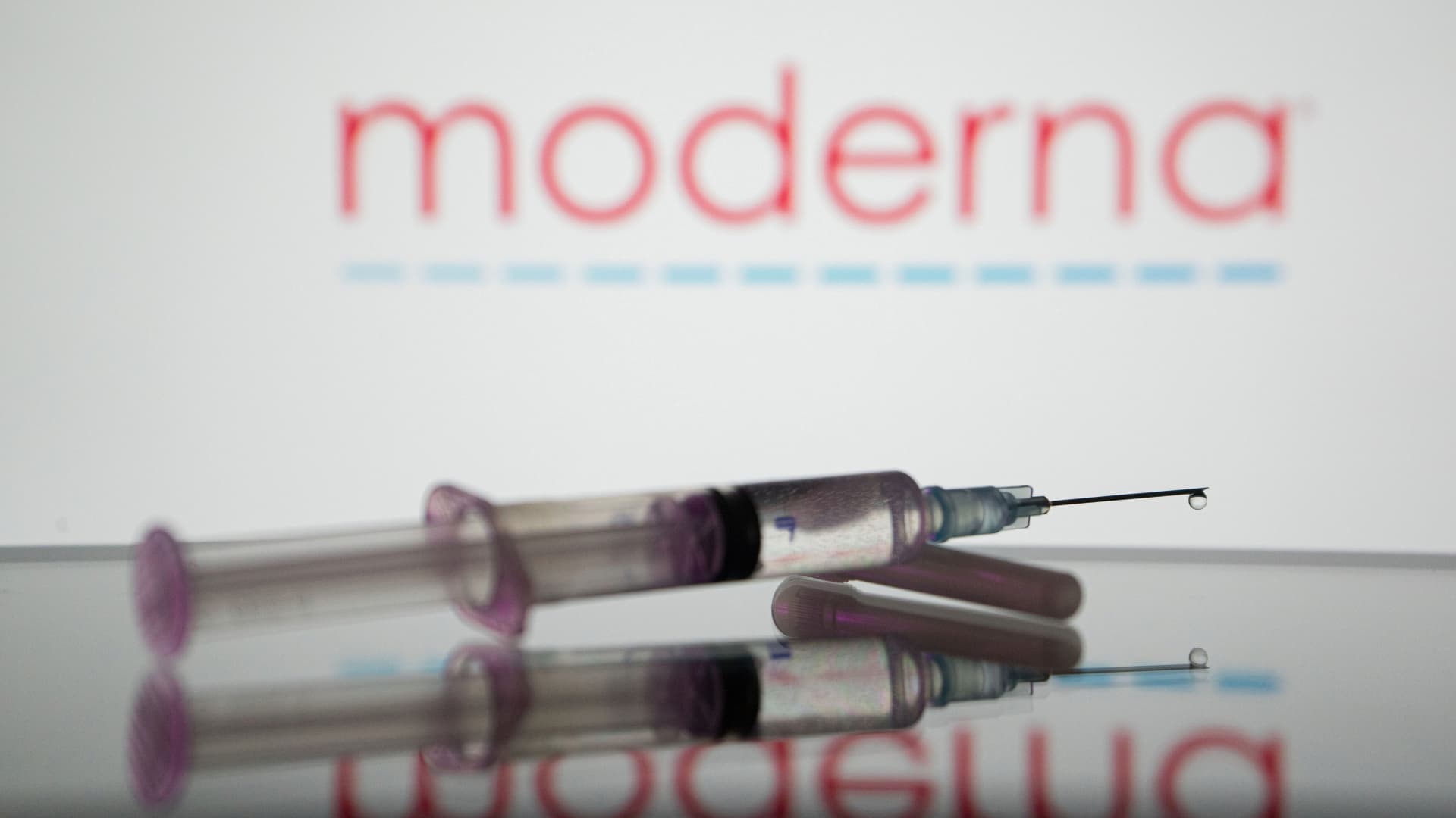 "Moderna's Next-Gen COVID Vaccine Surpasses Approved Version in Phase 3 Trials"