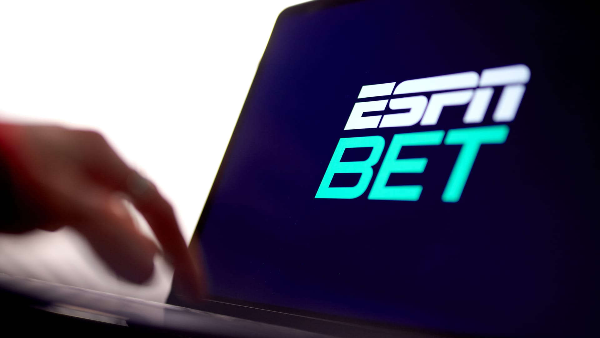 Featured image for ESPN Ends Betting Deal with Penn, Partners with DraftKings