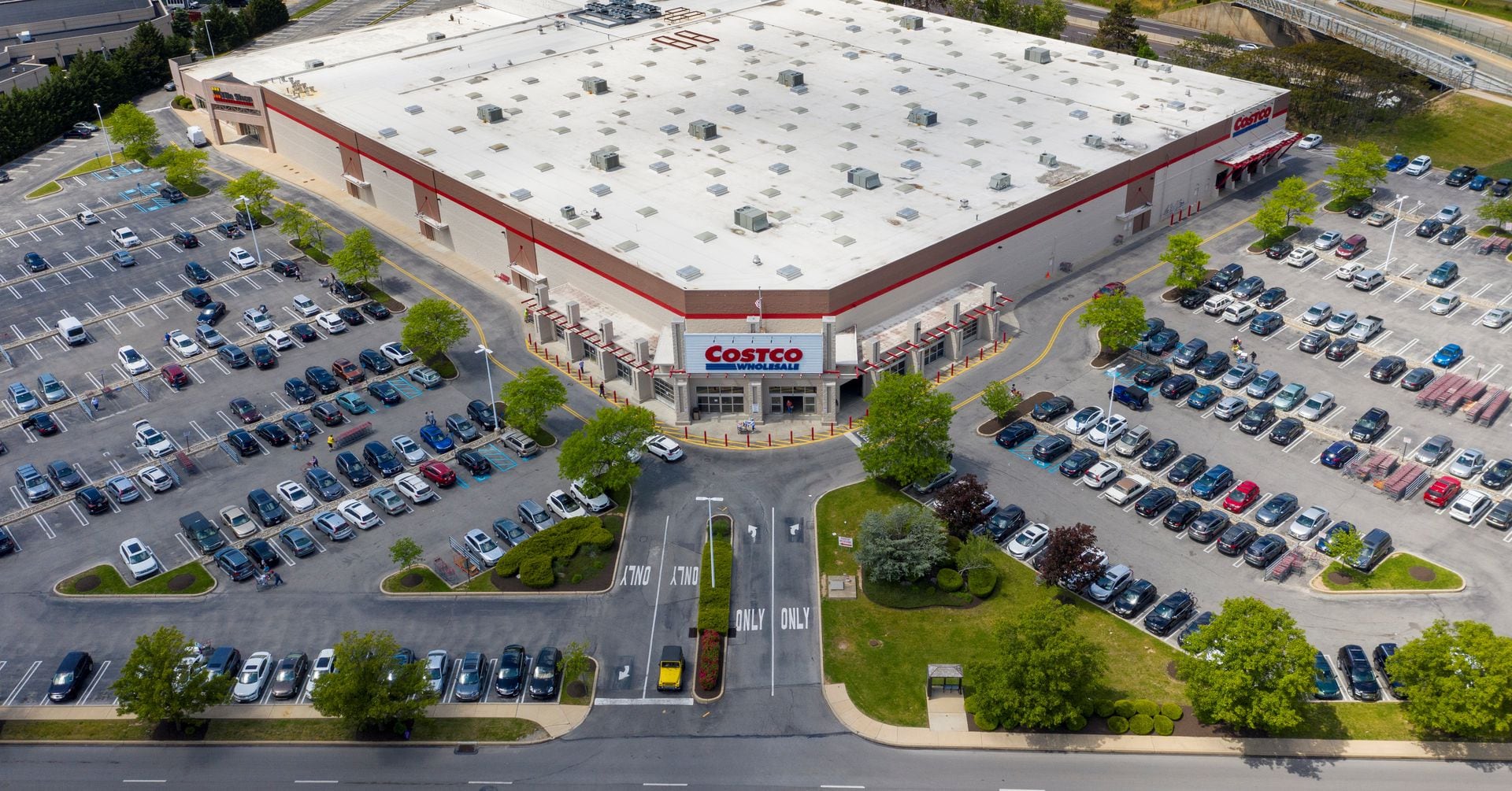 Featured image for "Costco's Quarterly Revenue Miss Leads to Worst Stock Day in Two Years"