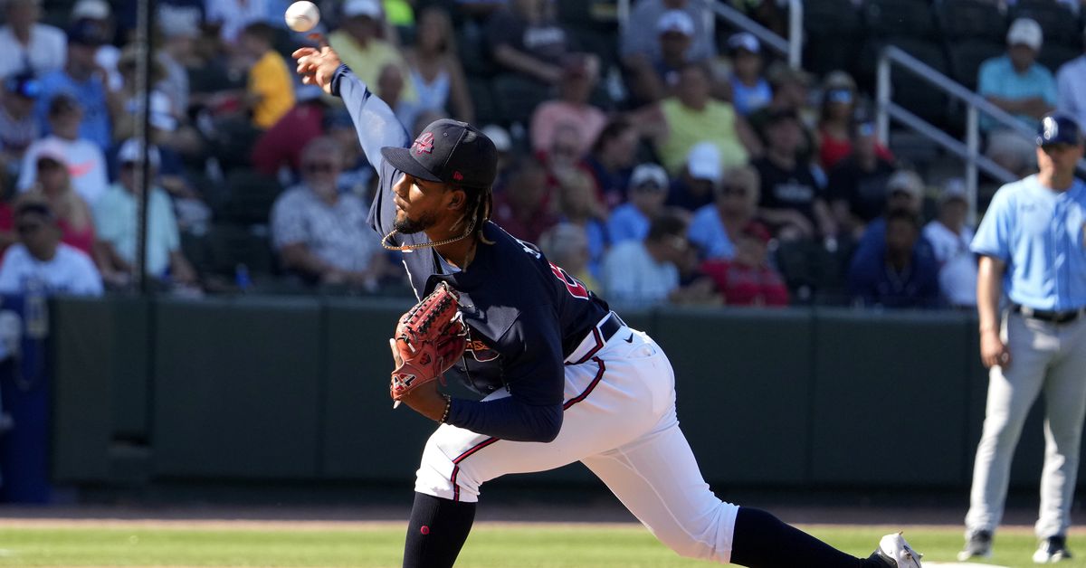 Braves shuffle roster, call up Munoz for MLB debut.