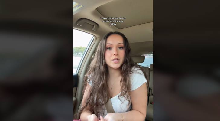 Featured image for Florida Waitress Struggles to Make Ends Meet Pursuing Passion