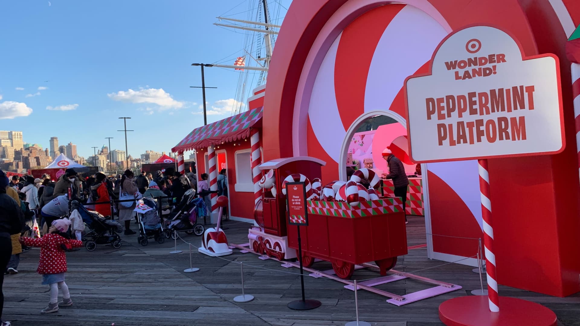 "Retailers Ramp Up Promotions to Encourage Holiday Shopping Amidst Reluctant Shoppers"