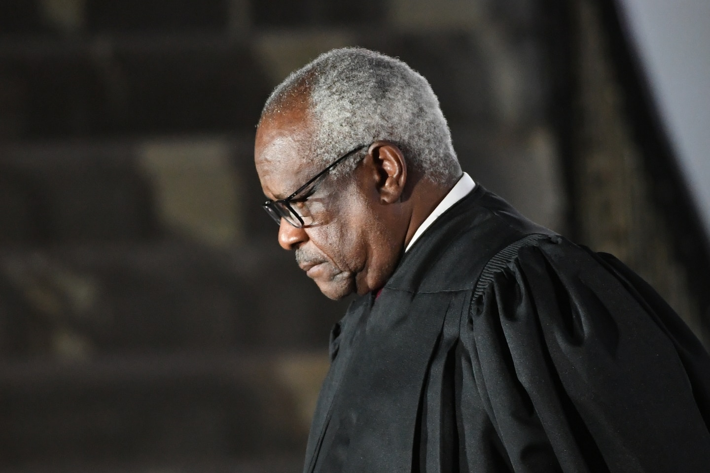 Featured image for Democrats intensify calls for Clarence Thomas to recuse in Trump case