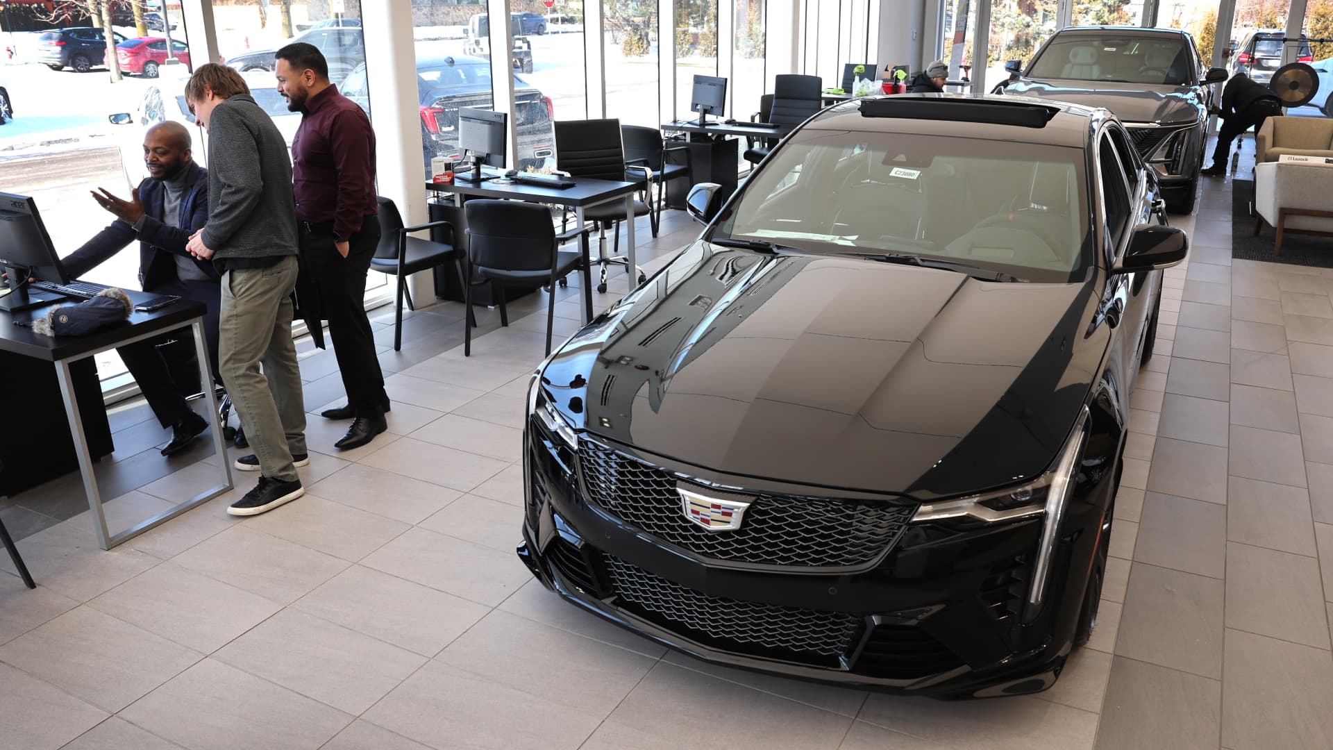 Featured image for "Tech and Auto Giants Kickstart Earnings Season, While Regional Banks Offer High Yields"