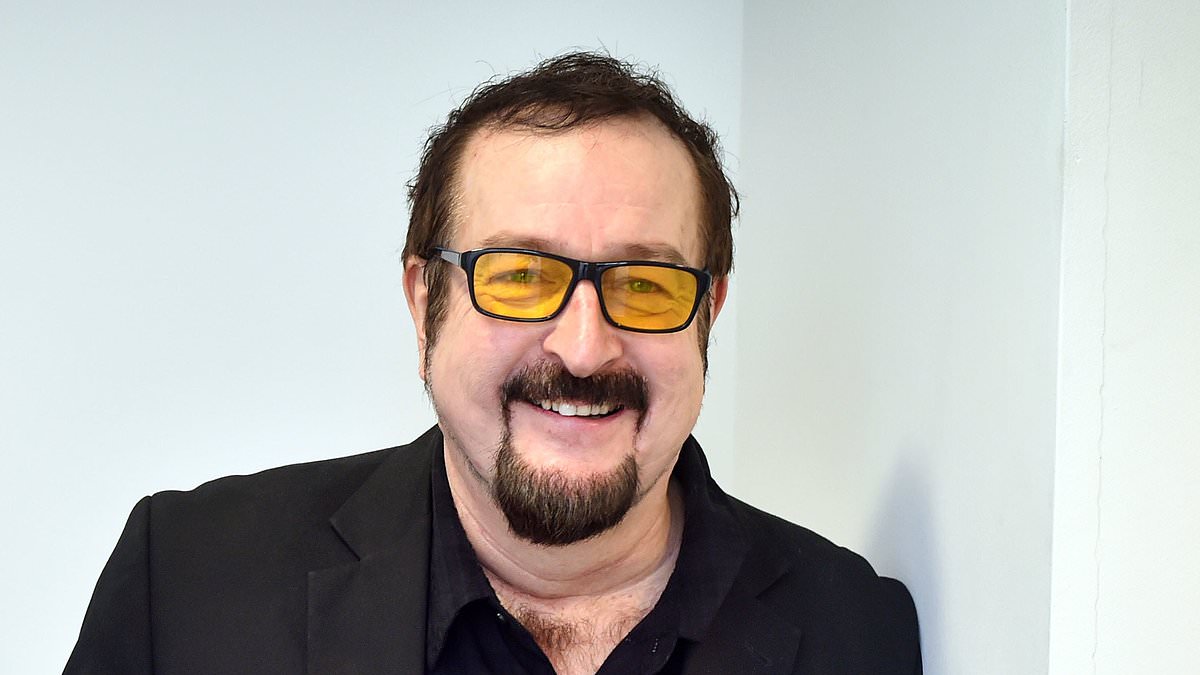 "Emotional Radio 2 listeners react to the sudden death of Steve Wright"