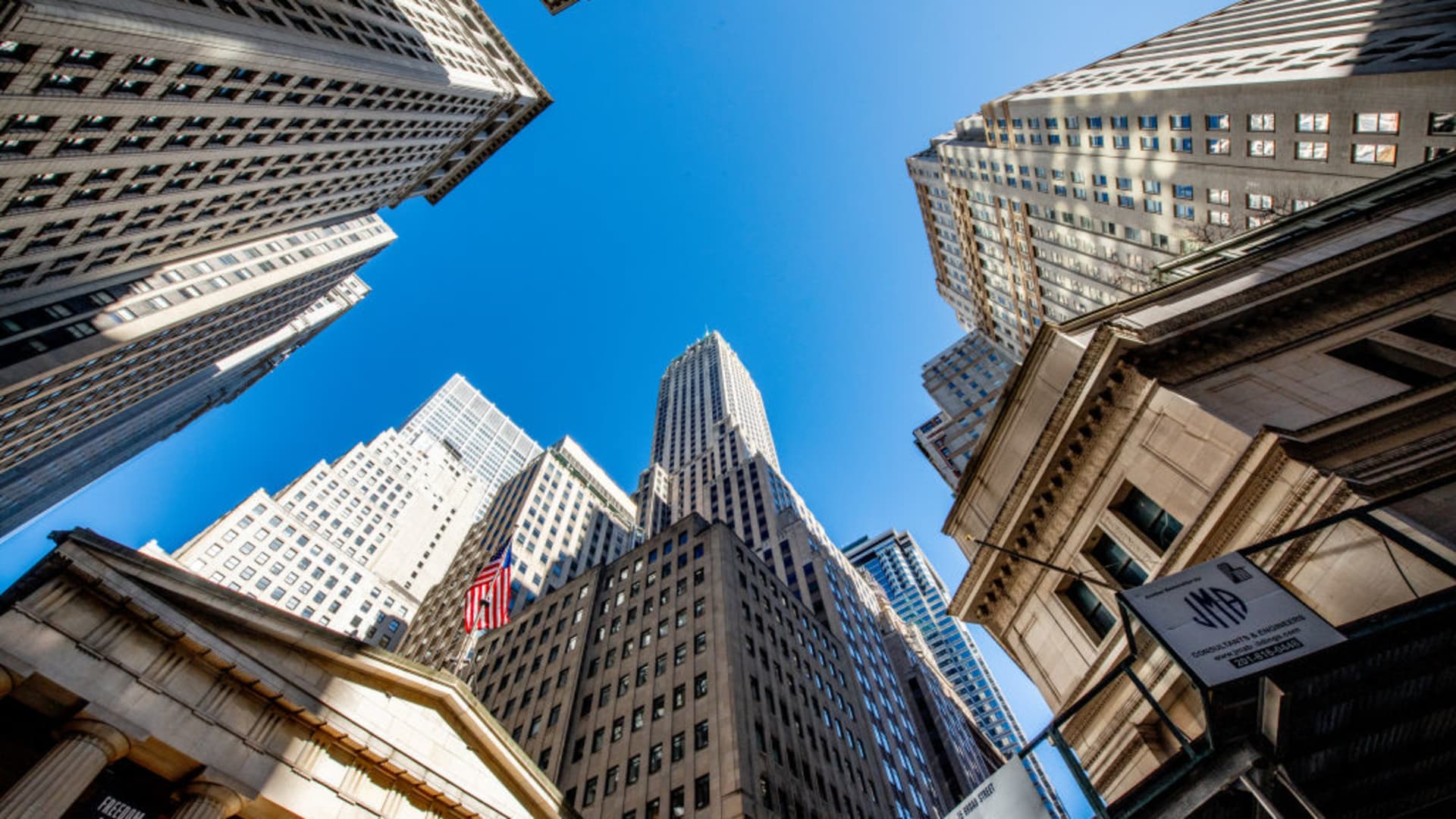 Impending Recession Threatens Stock Markets and Investors' Confidence.